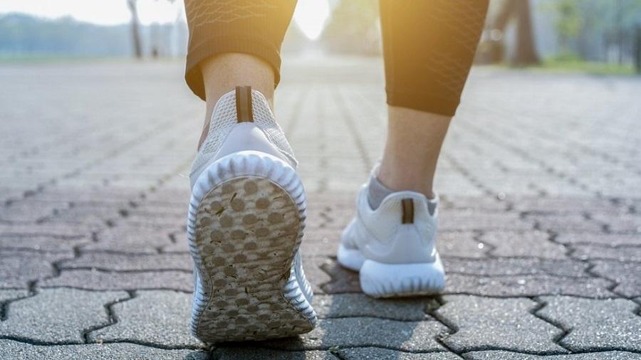 Andar para trás pode melhorar a estabilidade e equilíbrio do corpo - Getty Images