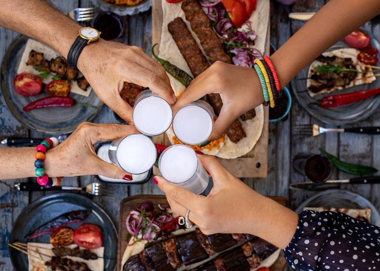 Além de bebida, raki é um verdadeiro ritual para locais - e turistas - Getty Images/iStockphoto - Getty Images/iStockphoto