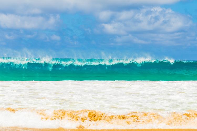 Grandes ondas quebrando na Baía do Sancho, em Noronha - Reuber Duarte/Getty Images/iStockphoto - Reuber Duarte/Getty Images/iStockphoto