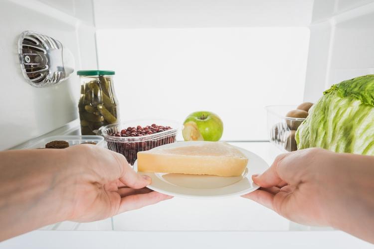 É melhor que o queijo vá na gaveta do que nas prateleiras, para não ressecar