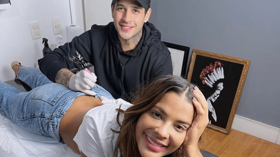Campeão do BBB 8, Rafinha, faz tatuagem em Gyselle Soares, vice-campeã  - Instagram