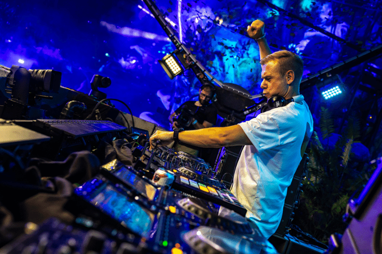 Armin van Buuren que encerrou o primeiro dia do Tomorrowland Bélgica e estará no Brasil no dia 11/10