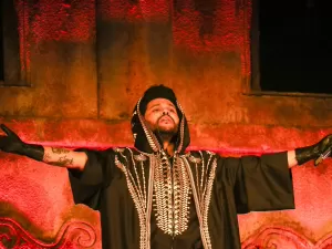 Com um ar cerimonial, The Weeknd faz show curto e com final anticlimático