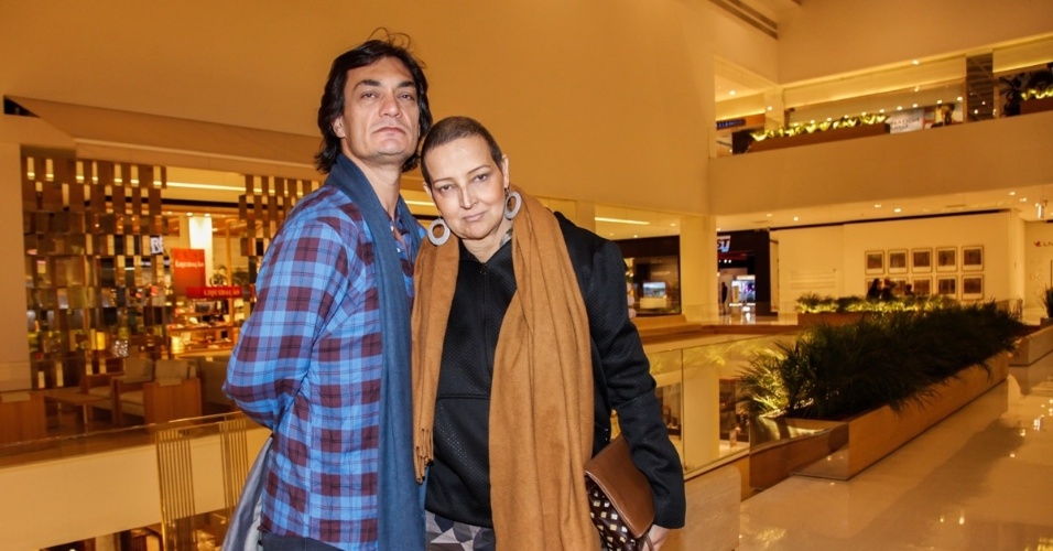 17.jul.2015 - A atriz Betty Lago, 59 anos, passeou com o namorado Clovys Torres em um shopping de São Paulo. Com os cabelos raspados, a atriz disse que o namorado está ajudando a enfrentar o câncer