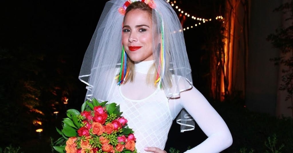 22.jul.2015 - Vestida de noiva, Wanessa comparece à festa junina das revistas "Quem" e "Glamour" em uma casa de festas no Morumbi, em São Paulo