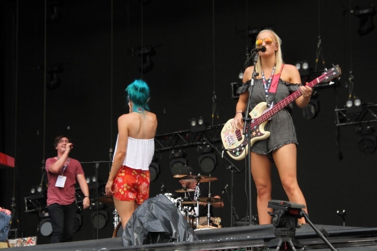 26.set.2015 - A banda Sheppard, que vai se apresentar no palco Mundo as 21h, passa o som no começo de tarde. O vocalista, George Sheppard, desceu a tirolesa enquanto testava o som. - Graça Paes/Foto Rio News