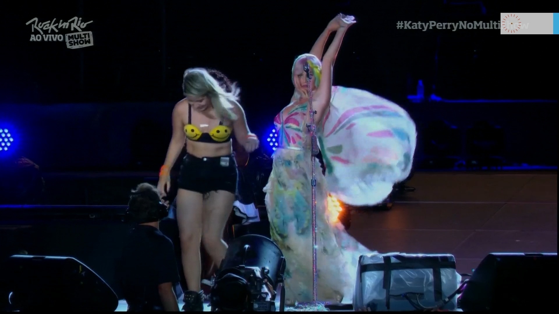 27.set.2015 - Katy Perry chamou uma fã para cima do palco a quem pediu que a ensinasse a falar palavras em português. A cantora ainda recebeu beijos e apertões da fã visivelmente emocionada - Reprodução