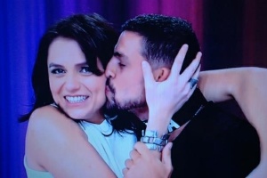 2.out.2015 - Monica Iozzi encarnou a "fã descontrolada" e agarrou  Cauã Reymond, que visitou os estúdios do "Vídeo Show" na tarde desta sexta-feira (2). O ator chegou aparentemente de surpresa, e usando uma coleira escrita com o nome de Monica Iozzi - Reprodução/TV Globo - Reprodução/TV Globo