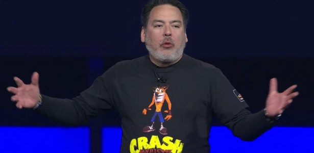 O executivo Shawn Layden com uma camiseta estampada de Crash Bandicoot durante a PSX 2015 - Reprodução