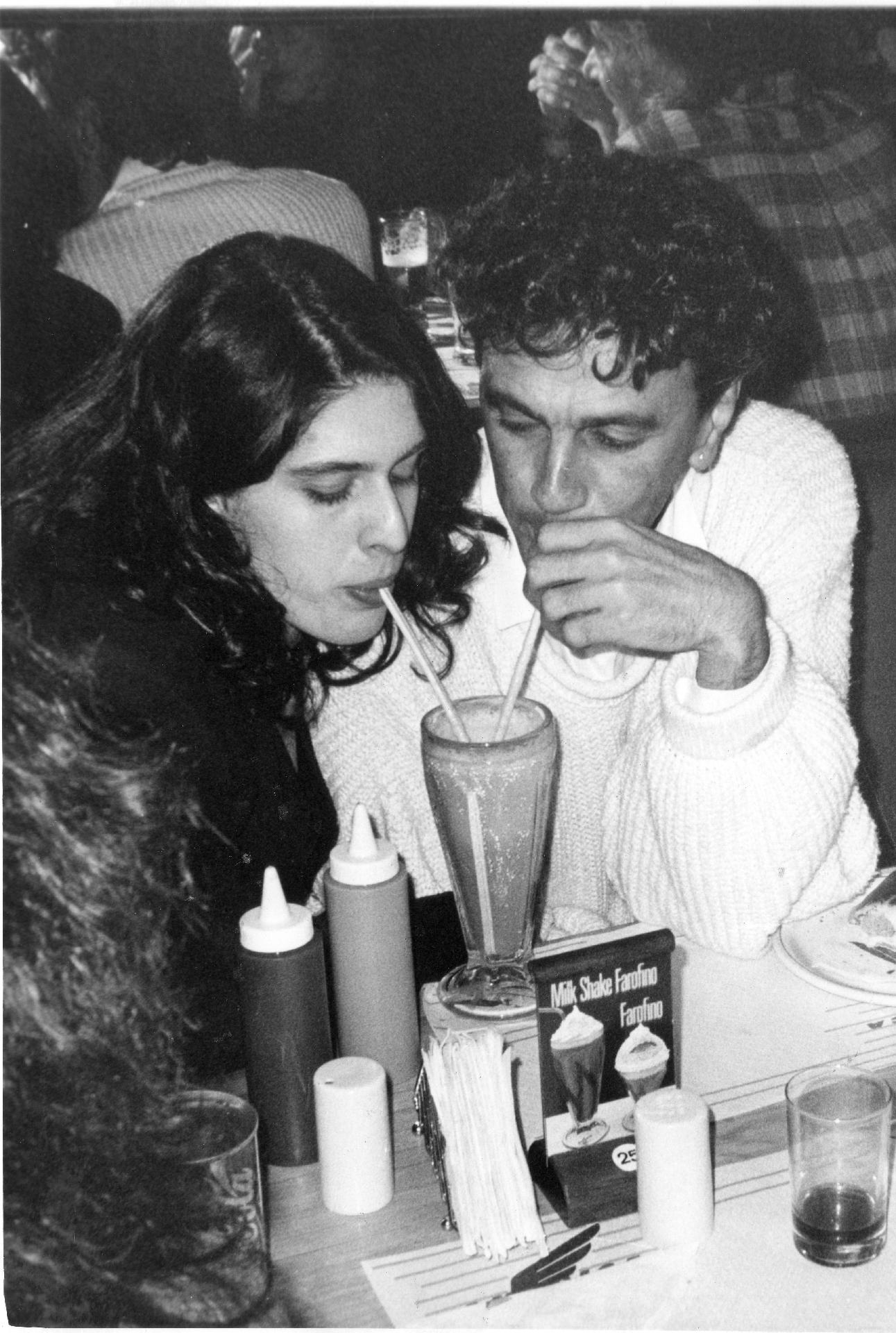 1989 - Caetano Veloso e Paula Lavigne dividem um milk-shake em restaurante em São Paulo - Folhapress