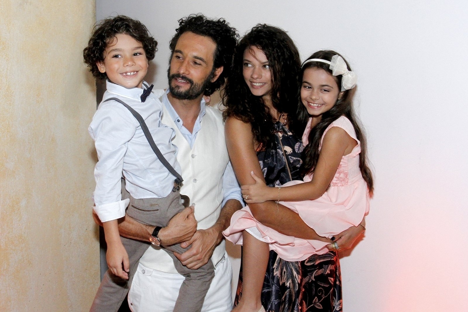 7.mar.2016 - Rodrigo Santoro, Marina Nery e os atores mirins Davi Caetano e Isabela Aguiar - AgNews
