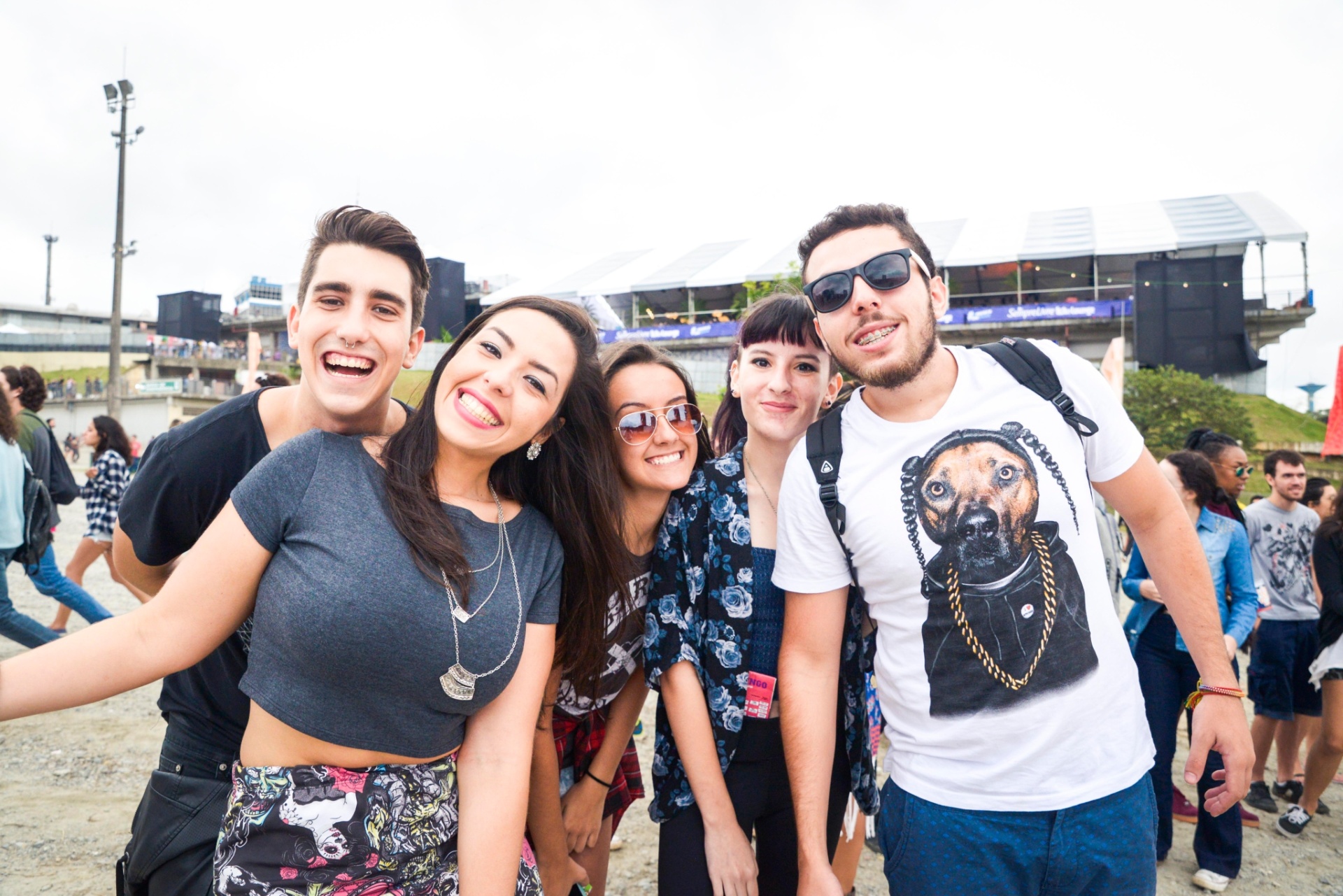 13.mar.2016 - Turma de amigos aproveita o domingo para curtir os shows do segundo dia de Lollapalooza Brasil 2016 - Rafael Roncato/UOL