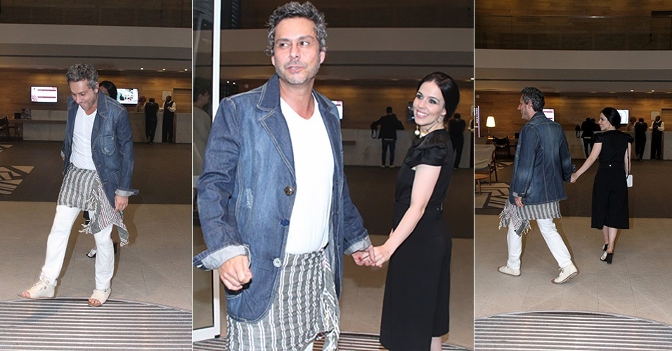 22.mar.2016 - Acompanhado da mulher, Karen Brusttolin, Alexandre Nero chega ao Prêmio Quem usando um lenço na cintura e sandálias - Thyago Andrade/Brazil News