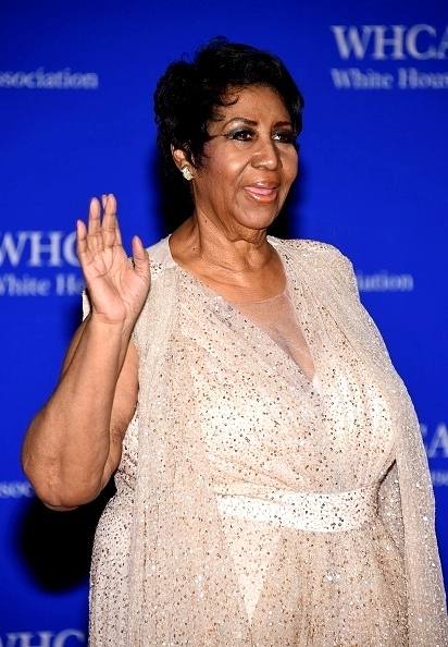 30.abr.2016 - Aretha Franklin chegou simpática e acenando para os fotógrafos no 102º Jantar Anual com os Correspondentes da Casa Branca, que aconteceu na noite deste sábado em Washington DC, nos Estados Unidos - Getty Images
