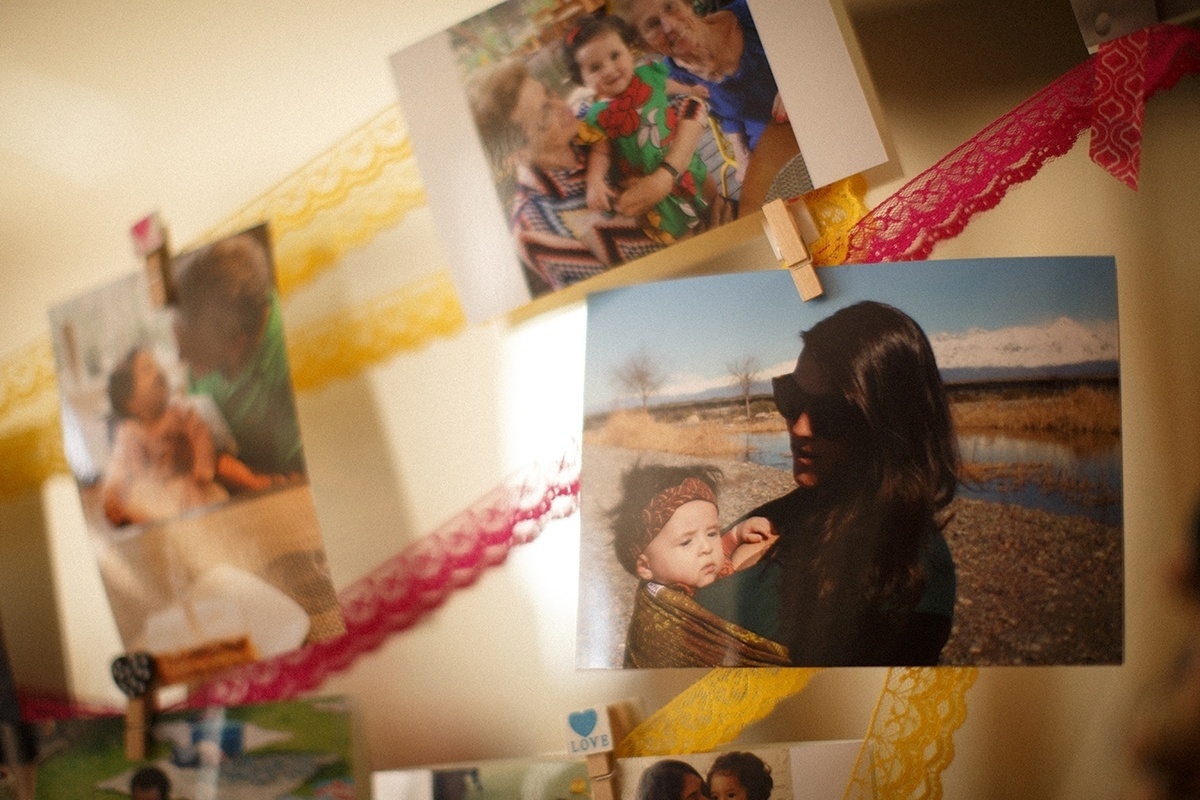 Fotografias da família foram presas a fitas, dando um clima mais intimista a esta festa de um ano com tema Frida Kahlo - Ilana Lichtenstein/Divulgação