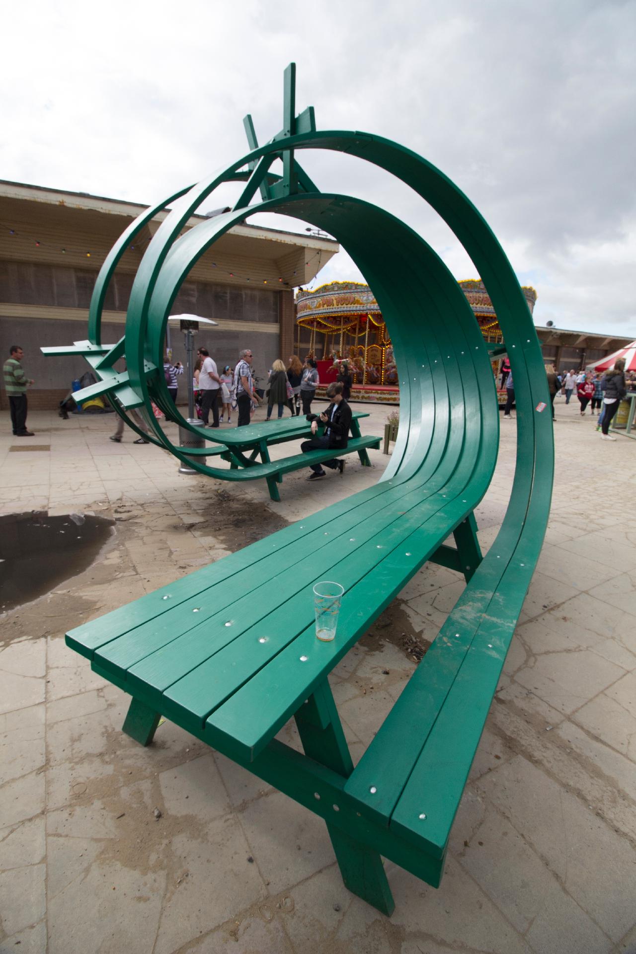 A escultura PicNic - uma mesa para piqueniques um tanto incomum, criada pelo designer Michael Beitz - ficou exposta durante o ano de 2015 no parque Dismaland (www.dismaland.co.uk), um versão satírica da Disneylândia, desenvolvida pelo artista britânico Banksy, em Weston-super-Mare, no Reino Unido. "Foi uma experiência fantástica", avalia - Divulgação