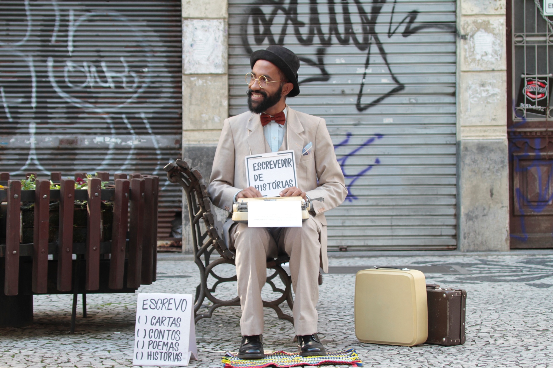 A performance [escrevedor de histórias] - Divulgação/Elenize Dezgeniski