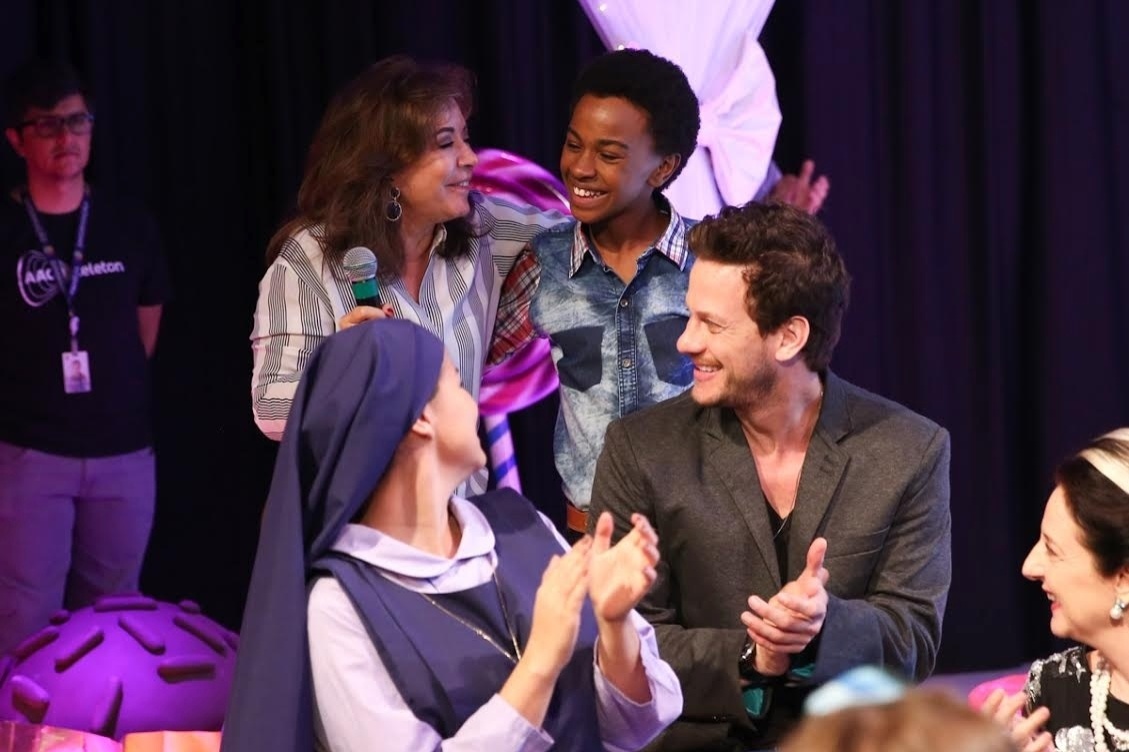 9.nov.2016 - Jean Paulo Campos abraça a autora Íris Abravanel na apresentação da novela "Carinha de Anjo". Ele interpretará um cantor sertanejo - Manu Scarpa/Brazil News