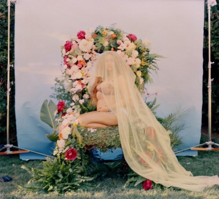 Beyonce posa em trono de flores em ensaio que fez para mostrar a gravidez