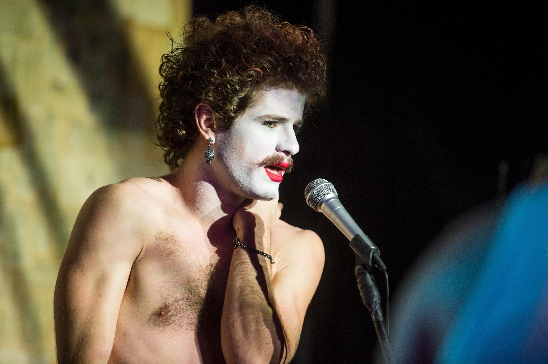 Leon (Mauricio Destri) faz performance numa boate em "Os Dias Eram Assim" - Mauricio Fidalgo/TV Globo