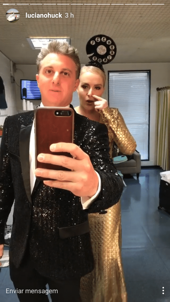Com "chapéu de telefone" na cabeça, Angélica imita Chacrinha ao lado do marido, Luciano Huck, no camarim, antes de gravar o especial "Chacrinha, o Eterno Guerreiro", da Globo e do canal pago Viva - Reprodução/Instagram/lucianohuck