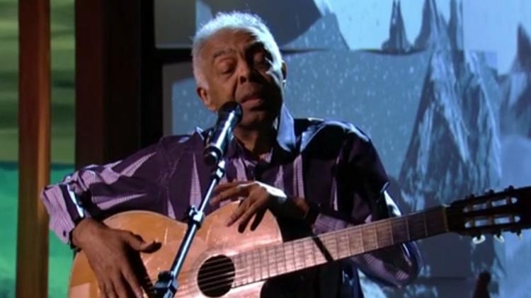 Gil canta os versos de "Não Tenho Medo da Morte" - Reprodução - Reprodução