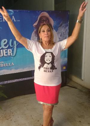 Susana Vieira posa com uma camisa que ganhou de presente dos fãs - Giselle de Almeida/UOL - Giselle de Almeida/UOL