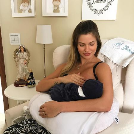 Andressa Suita amamenta o filho - Reprodução/Instagram