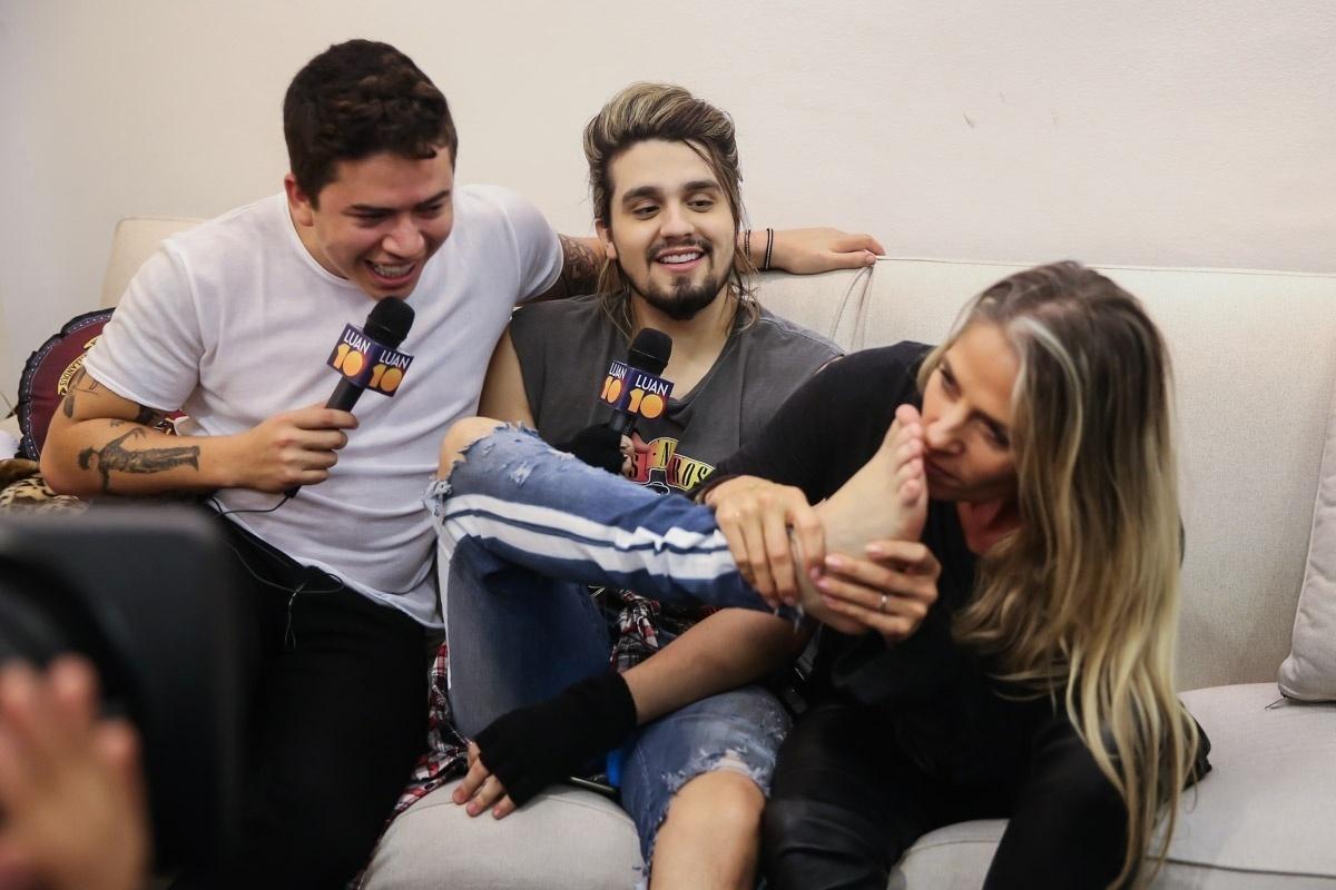 Adriane Galisteu foi até o camarim tietar Luan Santana. Ao lado de Whindersson Nunes, ela cheirou o pé do cantor para saber se ele tinha chulé - Manuela Scarpa/Brazil News