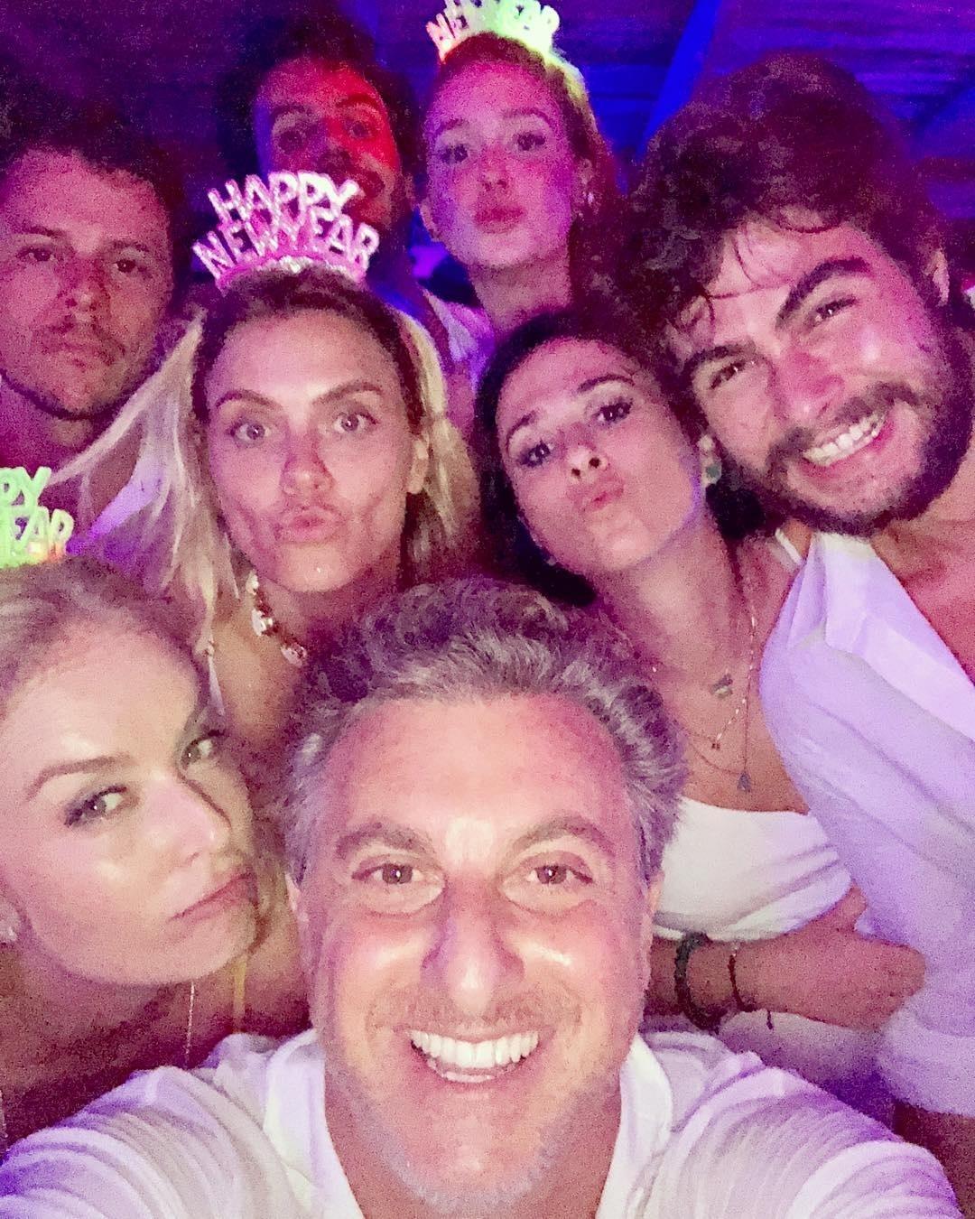 "Entramos 2018 dançando. Quem dança os males espanta. Turma boa demais", escreveu Huck que festejou o Ano Novo com Angélica e os casais Carolina Dieckmann e Tiago Worcman, Tatá Werneck e Rafael Vitti, Marina Ruy Barbosa e Xandinho Negrão - Reprodução/Instagram