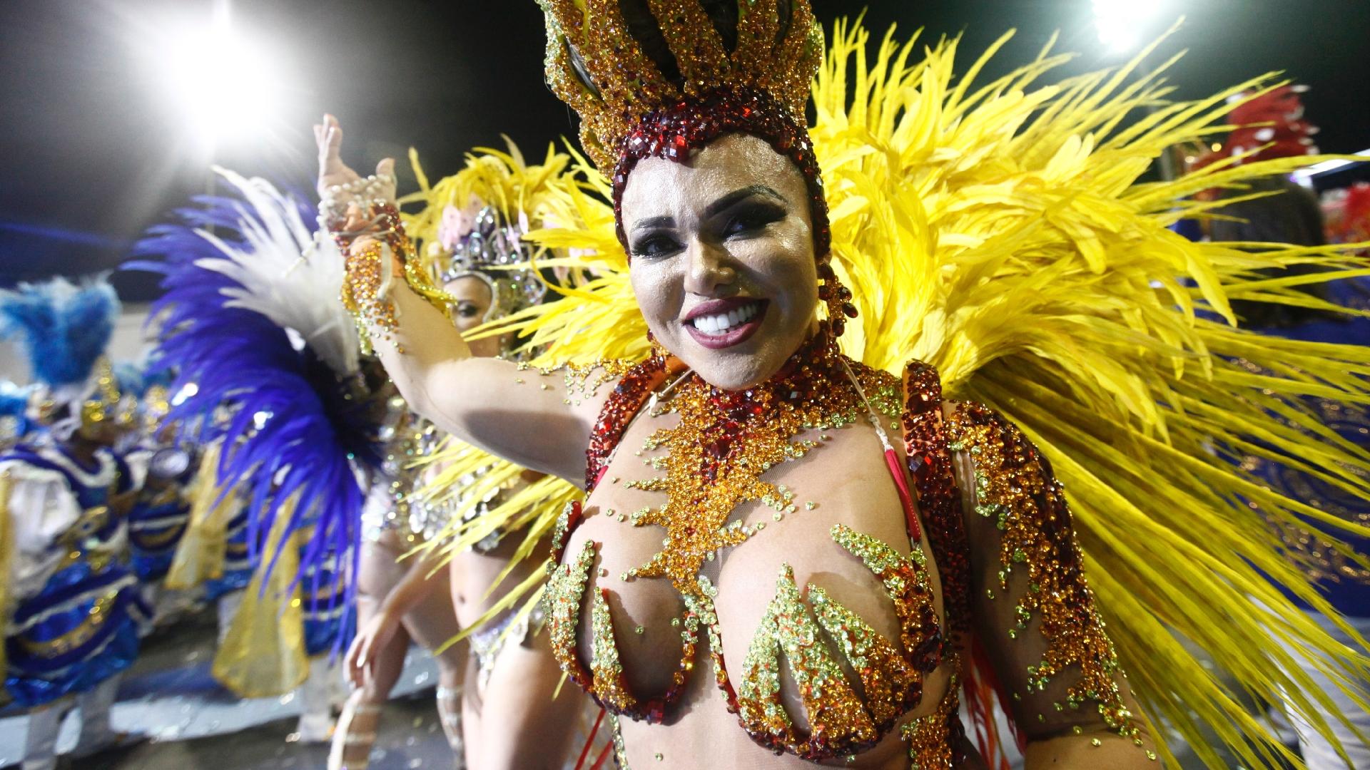 Andrea Capitulino, rainha de bateria da Acadêmicos de Tatuapé, usou fantasia avaliada em R$ 100 mil - Ricardo Matsukawa/UOL