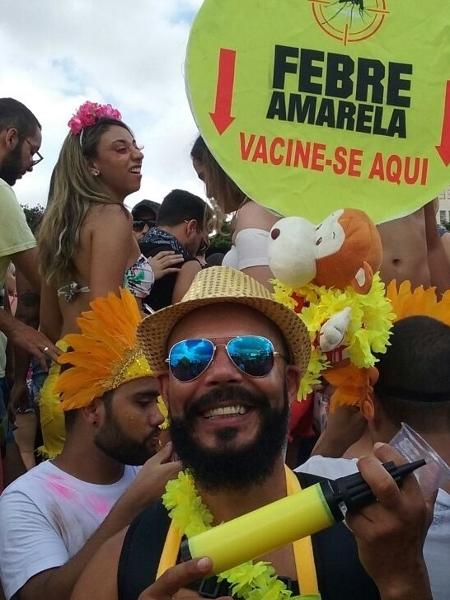 Fantasia de vacina da febre amarela do artista plástico Carlos Andre Mattos chamou a atenção no bloco Então Brilha em BH - Miguel Arcanjo Prado/UOL