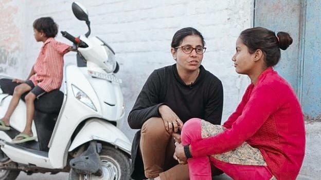 Preeti acaba ficando próxima das adolescentes que ajuda - Peter Leng/Neha Sharma/BBC