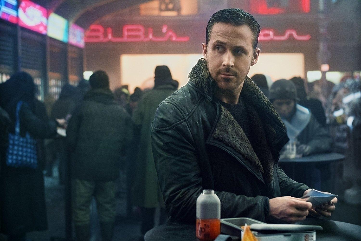 Ryan Gosling em cena de "Blade Runner 2049" (2017) - Divulgação