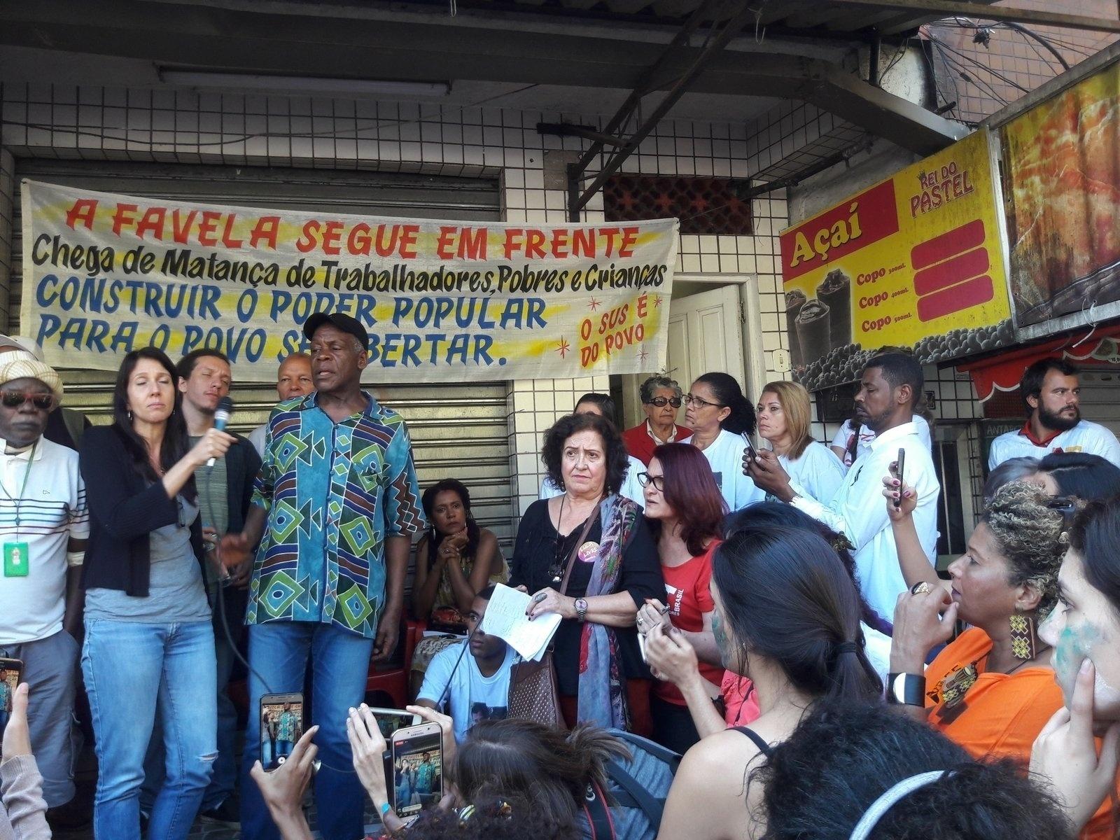 O ator americano Danny Glover esteve na favela da Rocinha - AgNews