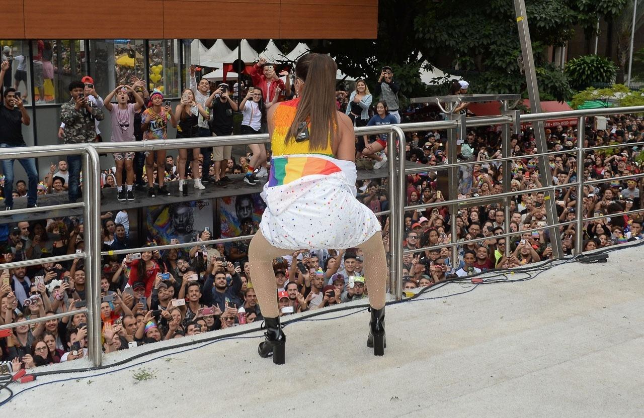 Com pop e sensualidade, cantora agitou os participantes da Parada do Orgulho LGBT - Francisco Cepeda/AgNews