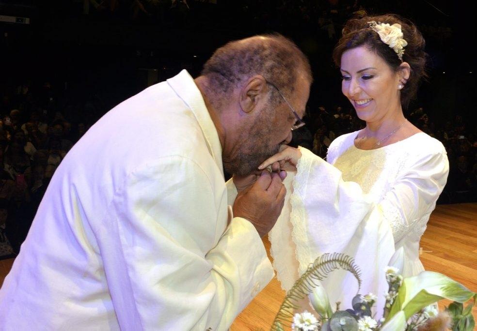 Martinho da Vila e Cléo Ferreira celebram bodas de prata em teatro onde é encenada a peça sobre o sambista - Cristina Granato