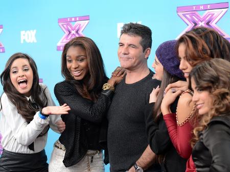 Simon Cowell e as cantoras do grupo Fifth Harmony em foto de 2012 - Jason Merritt/Getty Images