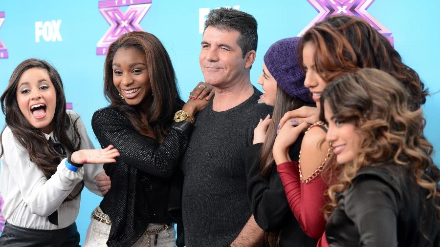 Simon Cowell e as cantoras do grupo Fifth Harmony em foto de 2012 - Jason Merritt/Getty Images