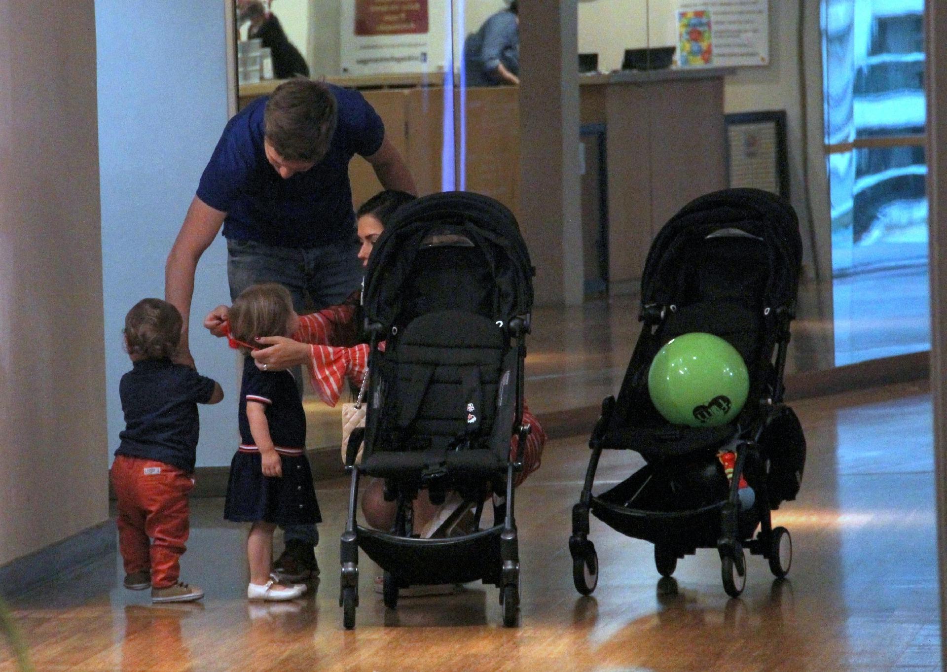 Vaidosa com a filha, Thais fez questão de acertar o arco de lacinho vermelho que insistia cair dos cabelos de Melinda - AgNews/J Humberto