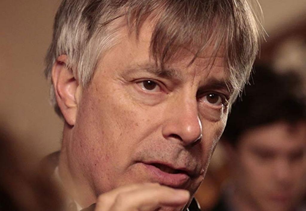 Whit Stillman durante gravações de "Amor & Amizade" (2016) - Divulgação