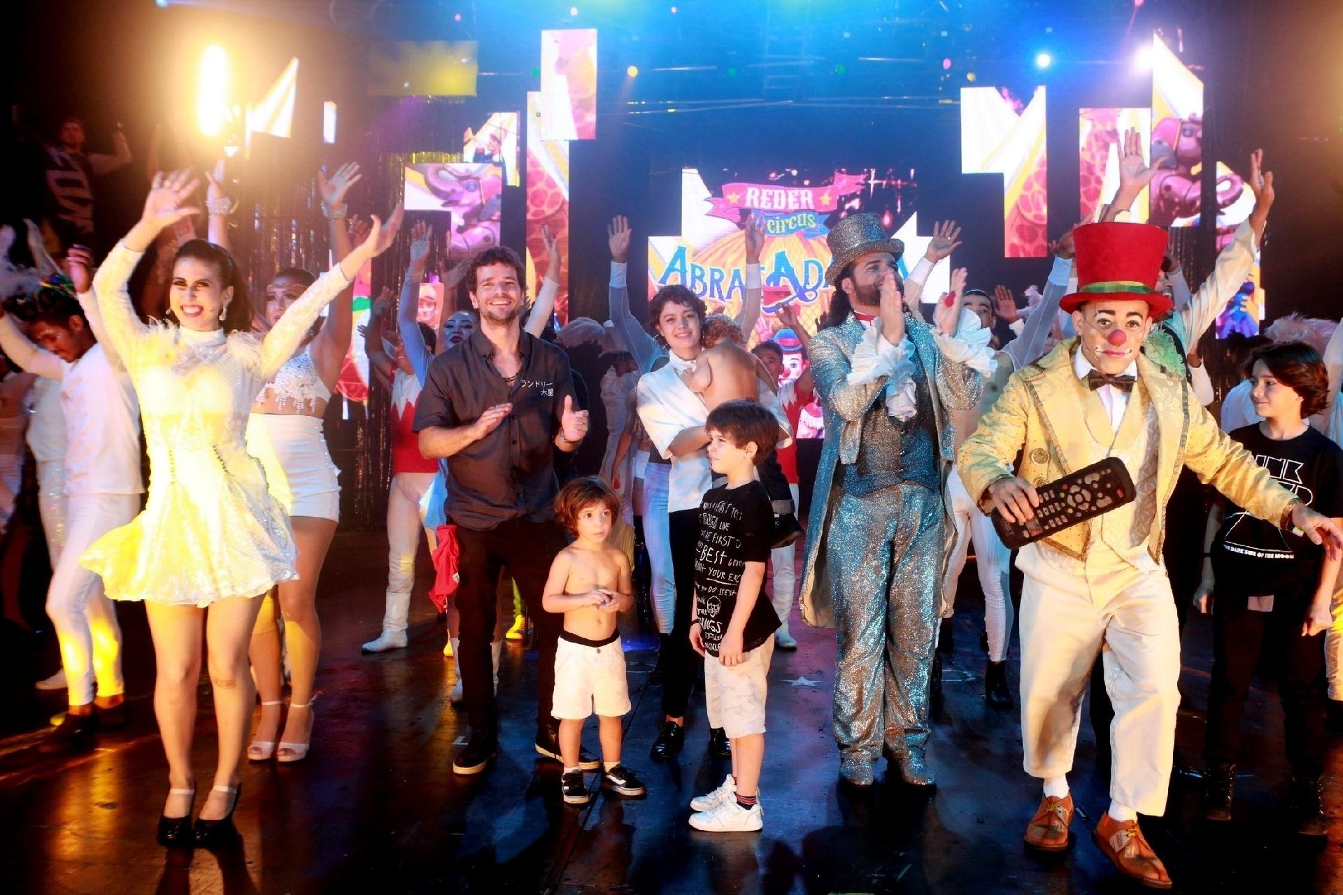 Daniel também levou os filhos Raul e Moisés, frutos do casamento com Vanessa Giácomo, e a turma se divertiu no picadeiro no final da apresentação. Sophie Charlotte e Otto também dançaram com os artistas - AgNews