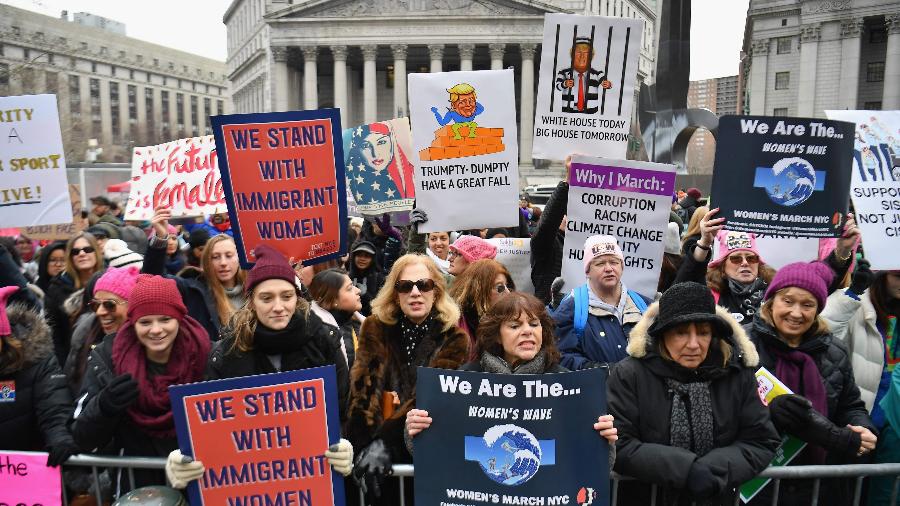 Manifestantes levam cartazes que questionam a política de imigração do presidente norte-americano Donald Trump - Angela Weiss