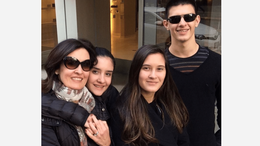 Fátima Bernardes com os filhos trigêmeos, Beatriz, Vinícius e Laura Bonemer - Reprodução/Instagram