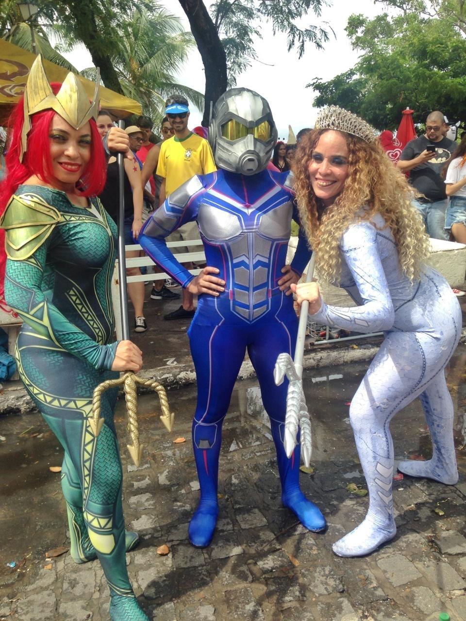 Fãs foram fantasiados de Mera, Vespa e Rainha Atlanna no bloco "Enquanto Isso na Sala da Justiça", no Recife - Alcione Ferreira/UOL
