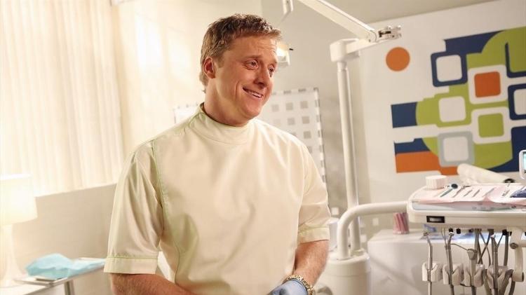 Alan Tudyk em aparição na série "Suburgatory" - Divulgação/IMDb - Divulgação/IMDb