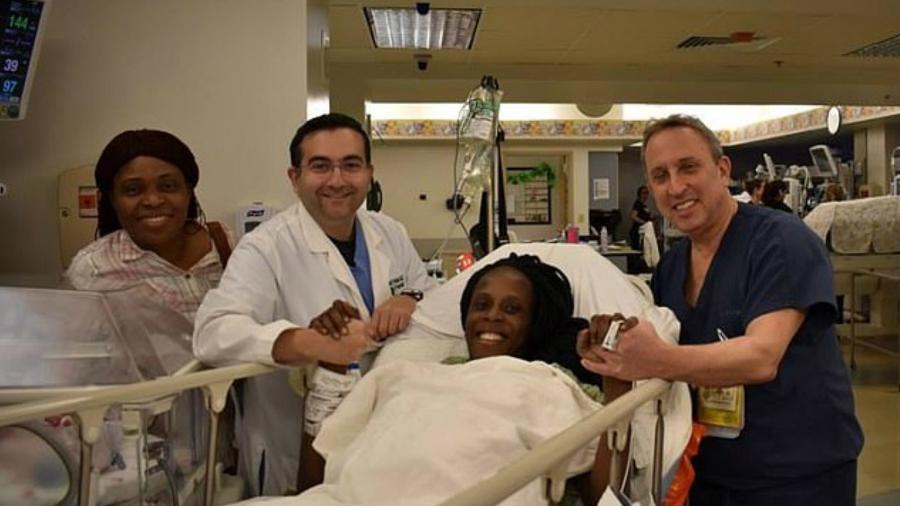 Thelma Chiaka com uma parente (à esquerda), Ebere Ofor, e os médicos Ziad Haidar e Israel Simchowit, que participaram do parto - Reprodução/Hospital da Mulher do Texas