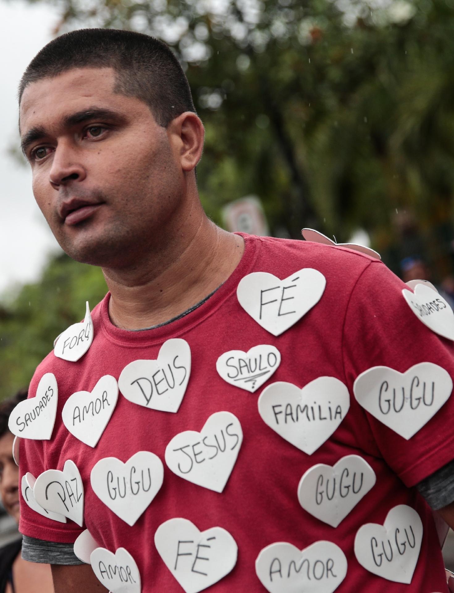 Com adesivos em que podemos ler palavras como "Jesus", "Deus" e "Família" ao lado do nome de Gugu, fã espera chegada do corpo na Alesp - SUAMY BEYDOUN/AGIF/ESTADÃO CONTEÚDO