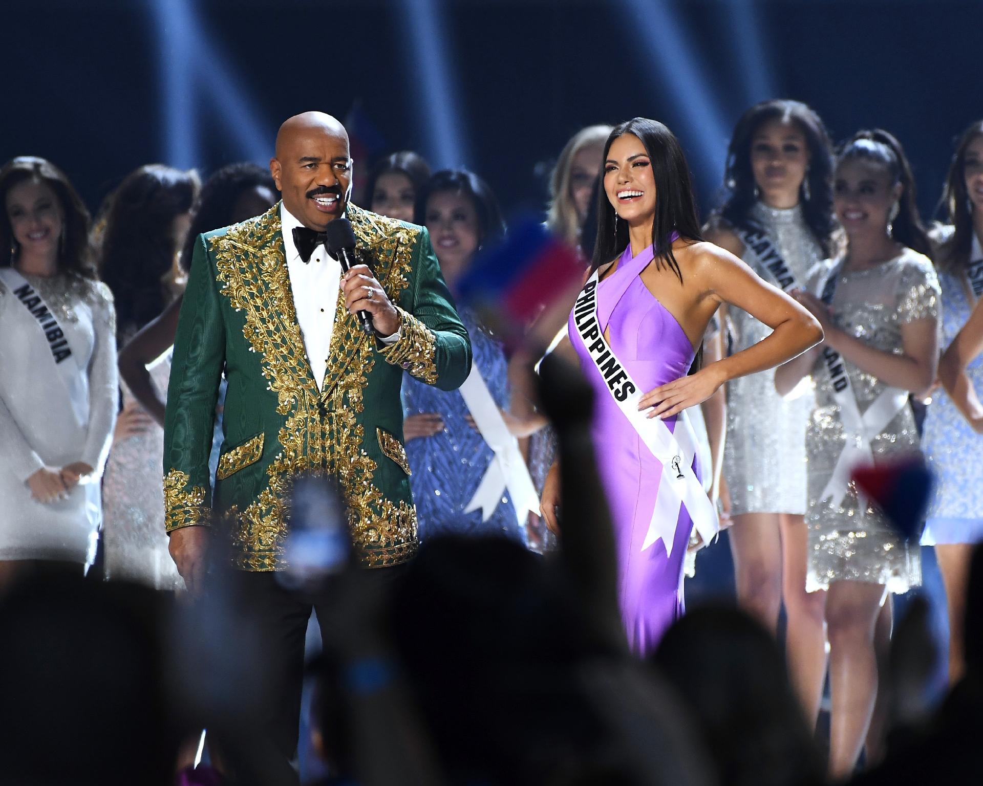 Miss Filipinas é apresentada ao público no palco do Miss Universo 2019 - Paras Griffin/Getty Images