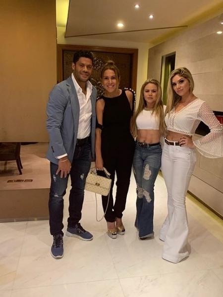 Hulk na ponta esquerda, ao lado da ex-mulher, Iran. Na outra ponta, de branco, Camila  - Reprodução/Instagram  - Reprodução/Instagram 